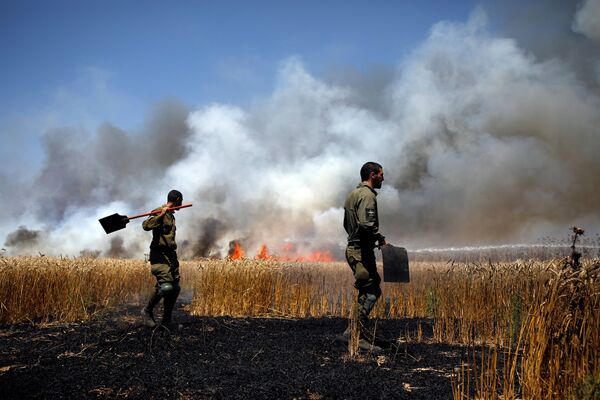 Израильские военные тушат пожар на границе сектора Газа с Израилем