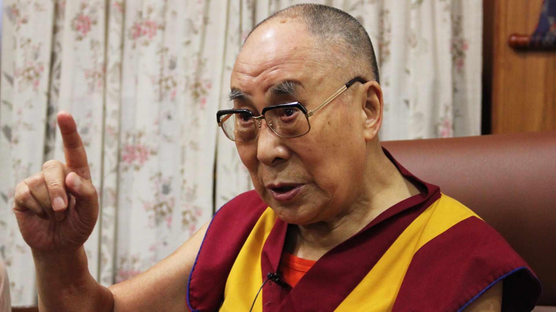 Далай-лама во время интервью в своей резиденции в Дхарамсале - РИА Новости, 1920, 29.03.2021