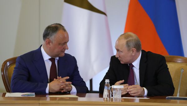 Президент РФ Владимир Путин и президент Молдавии Игорь Додон во время встречи. Архивное фото