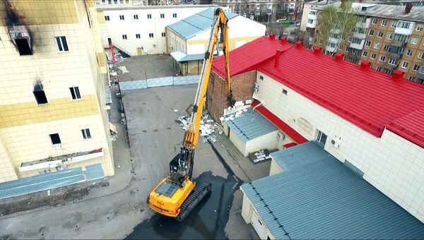 Строители начали снос пристроек сгоревшего ТЦ Зимняя вишня в Кемерово