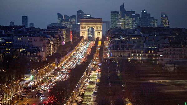 Вид на Триумфальную арку в Париже
