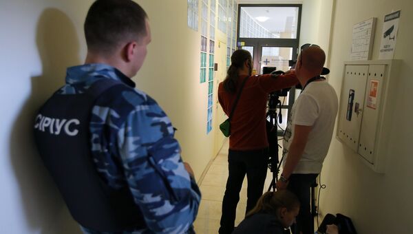 Журналисты у офиса РИА Новости Украина в Киеве, где СБУ проводит обыски. 15 мая 2018