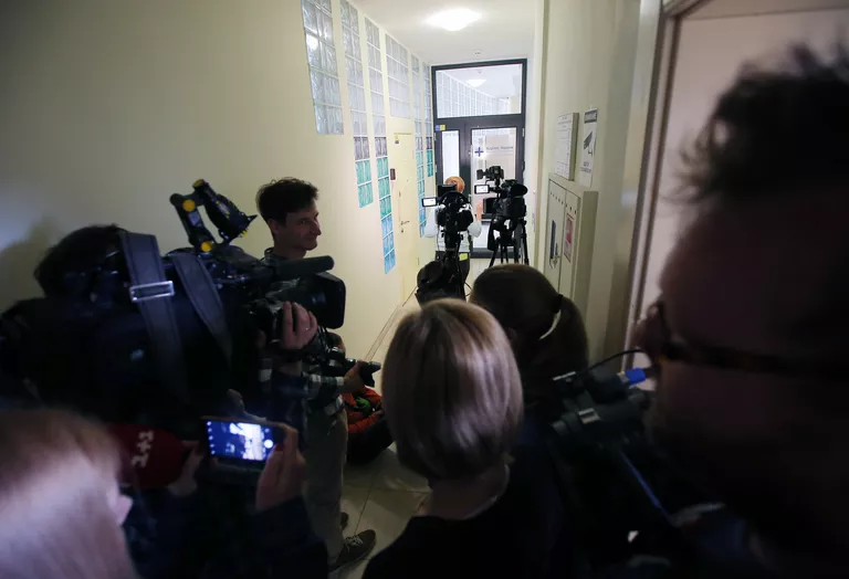 Журналисты у офиса РИА Новости Украина в Киеве, где СБУ проводит обыски. 15 мая 2018 Журналисты у офиса РИА Новости Украина в Киеве, где СБУ проводит обыски. 15 мая 2018