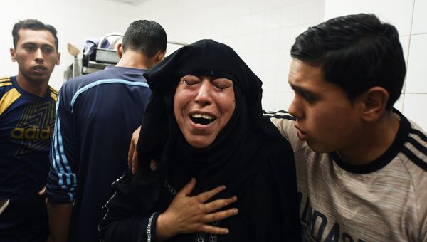 Родственники палестинца, пострадавшего в столкновениях с израильскими военными на границе сектора Газа и Израиля. Архивное фото