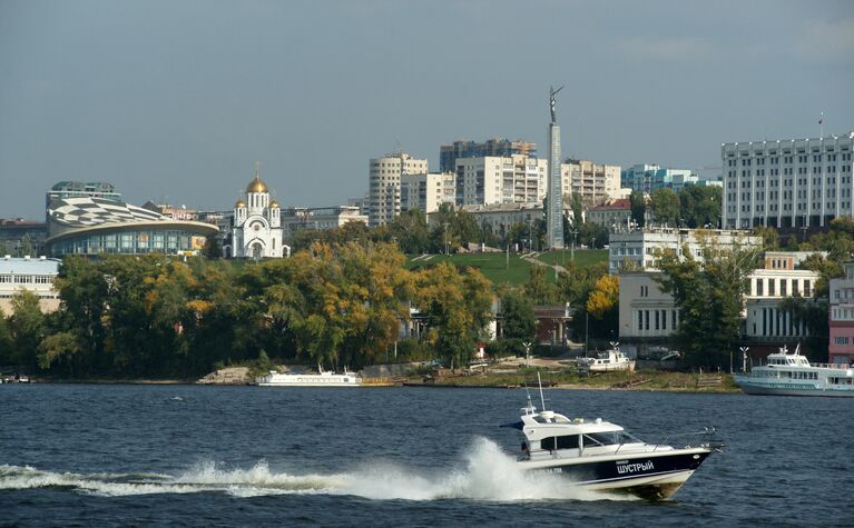 Здание Цирка им. О.Попова (слева) и монумент Славы (справа) на берегу Волги в Самаре