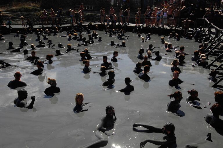 Грязевые ванны в кратере вулкана Тиздар на Азовском море Грязевые ванны в кратере вулкана Тиздар на Азовском море