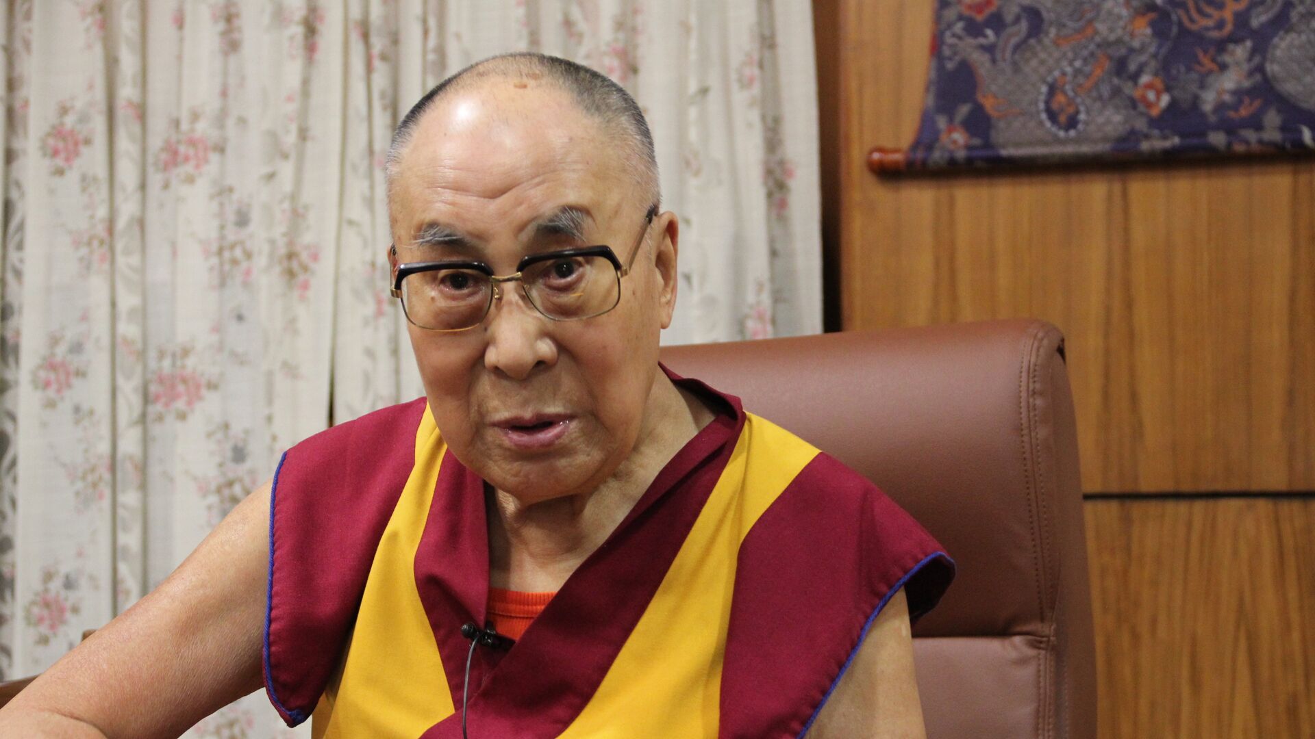 Далай-лама во время интервью в своей резиденции в Дхарамсале - РИА Новости, 1920, 05.11.2020