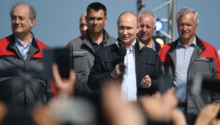 Президент РФ Владимир Путин выступает на митинге-концерте по случаю открытия автодорожной части Крымского моста. 15 мая 2018