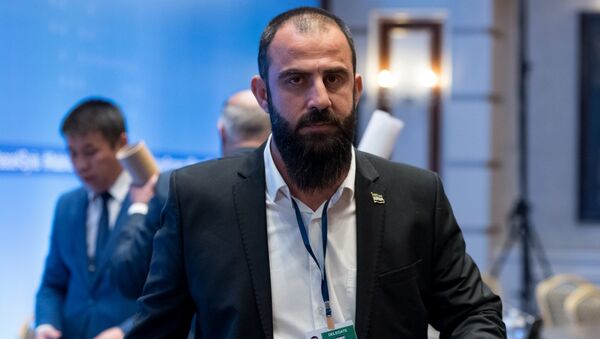 Участник сирийской делегации перед началом переговоров по сирийскому урегулированию в Астане. 15 мая 2018