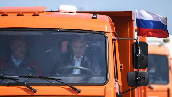 Президент РФ Владимир Путин за рулем автомобиля КамАЗ во время открытия автомобильной части Крымского моста. 15 мая 2018