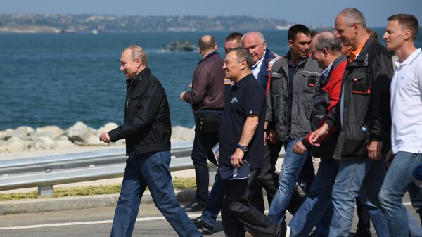 Президент РФ Владимир Путин после проезда колонны строительной техники по автодорожной части Крымского моста. 15 мая 2018