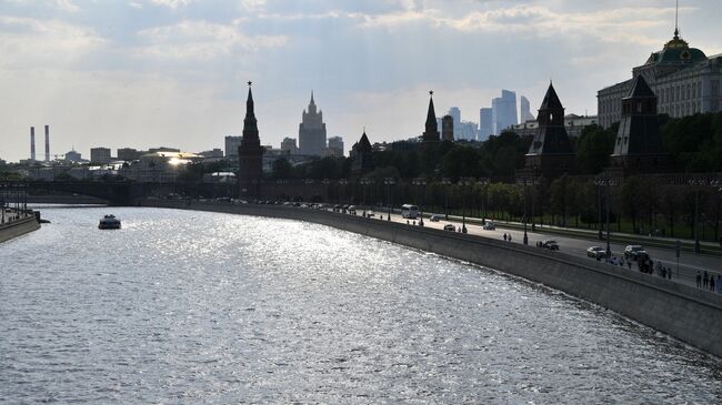 Кремлевская набережная и Московский Кремль