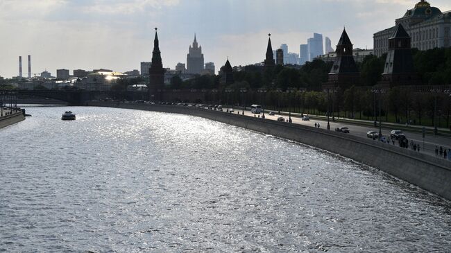 Кремлевская набережная и Московский Кремль. Архивное фото Кремлевская набережная и Московский Кремль. Архивное фото