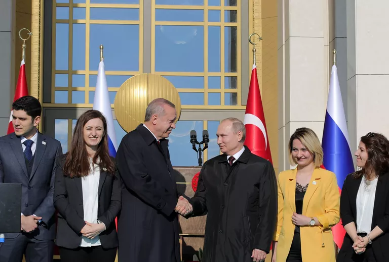 Президент РФ Владимир Путин и президент Турецкой Республики Реджеп Тайип Эрдоган на церемонии запуска строительства первого энергоблока АЭС Аккую, сооружаемой Росатомом в Турции, у президентского дворца в Анкаре. 3 апреля 2018 года Президент РФ Владимир Путин и президент Турецкой Республики Реджеп Тайип Эрдоган на церемонии запуска строительства первого энергоблока АЭС Аккую, сооружаемой Росатомом в Турции, у президентского дворца в Анкаре. 3 апреля 2018 года
