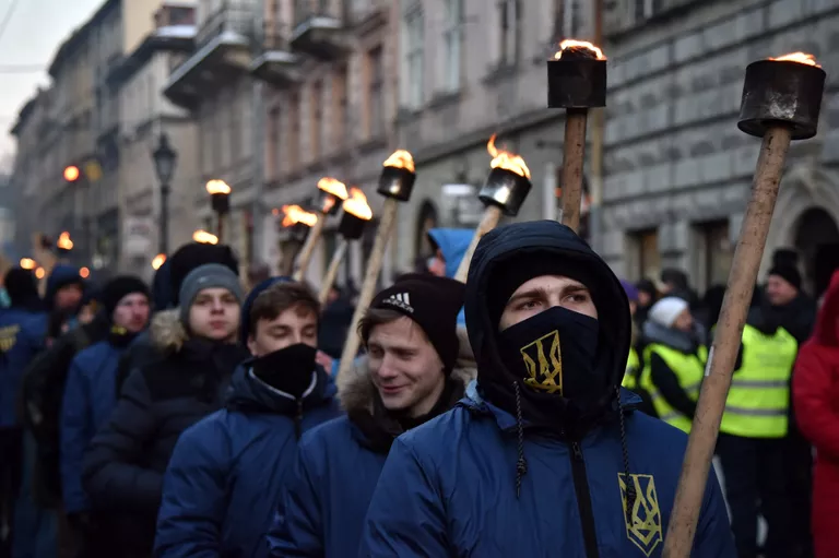 Участники факельного шествия активистов праворадикальных организаций, приуроченного ко дню гибели главнокомандующего УПА Романа Шухевича 5 марта 1950 года Участники факельного шествия активистов праворадикальных организаций, приуроченного ко дню гибели главнокомандующего УПА Романа Шухевича 5 марта 1950 года