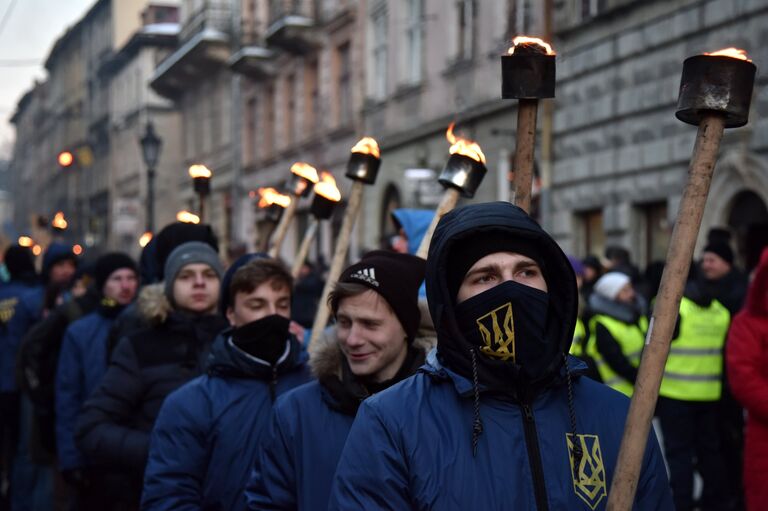 Участники факельного шествия активистов праворадикальных организаций, приуроченного ко дню гибели главнокомандующего УПА Романа Шухевича 5 марта 1950 года