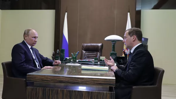 Президент РФ Владимир Путин и председатель правительства РФ Дмитрий Медведев во время встречи. 15 мая 2018