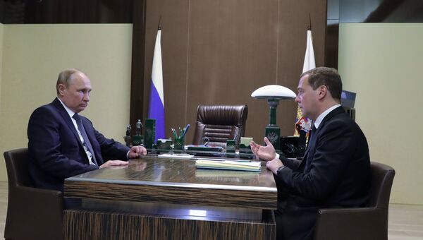 Президент РФ Владимир Путин и председатель правительства РФ Дмитрий Медведев во время встречи. 15 мая 2018