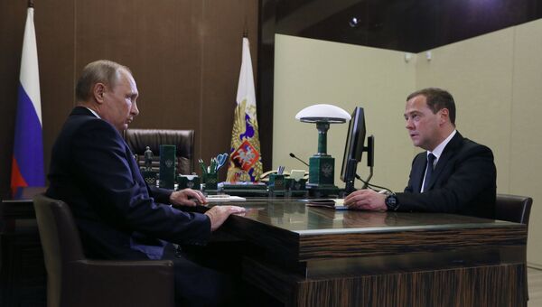Владимир Путин и Дмитрий Медведев во время встречи в Сочи. 15 мая 2018