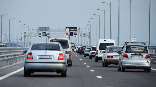 Автомобильное движение по автодорожной части Крымского моста