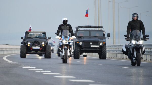 Автомобильное и мотоциклетное движение по автодорожной части Крымского моста. 16 мая 2018