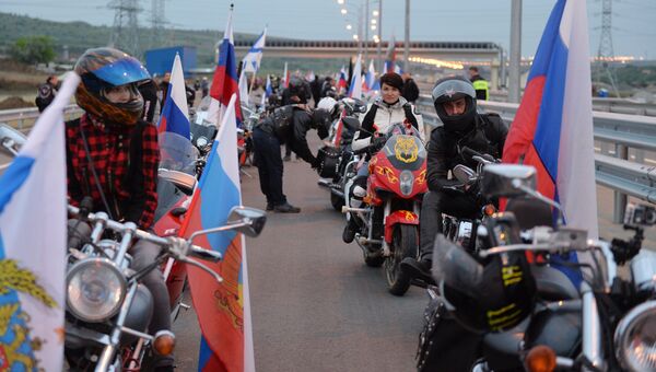 Мотоциклисты перед открытием движения по автодорожной части Крымского моста. 16 мая 2018