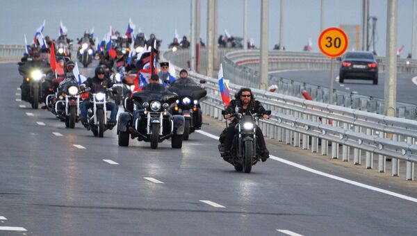 Мотоциклисты едут по автодорожной части Крымского моста. Впереди: президент мотоклуба Ночные волки Александр Залдастанов. 16 мая 2018
