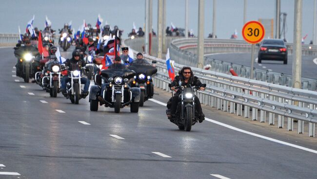 Мотоциклисты едут по автодорожной части Крымского моста. Впереди: президент мотоклуба Ночные волки Александр Залдастанов. 16 мая 2018