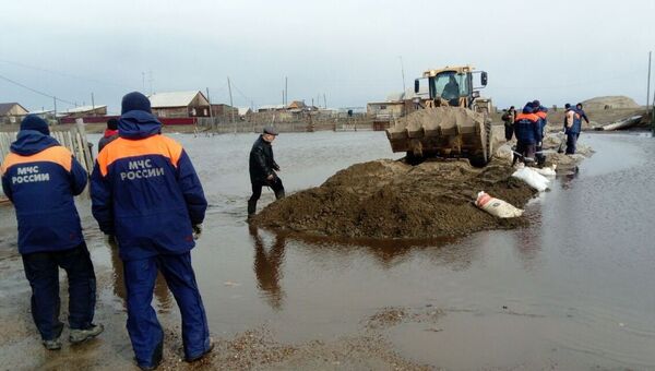 Спасатели МЧС России во время ликвидации последстий разлива рек в Якутии. Архивное фото