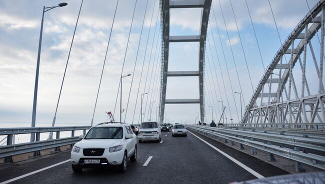 Автомобильное движение по автодорожной части Крымского моста. 16 мая 2018