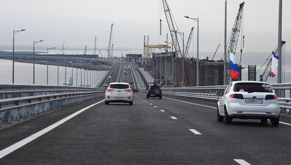 Автомобильное движение на автодорожной части Крымского моста