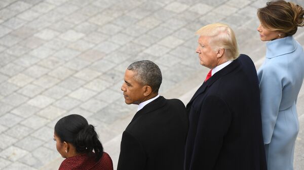 45-й президент США Дональд Трамп и экс-президент страны Барак Обама с супругами стоят на ступенях Капитолия. 20 января 2017 года