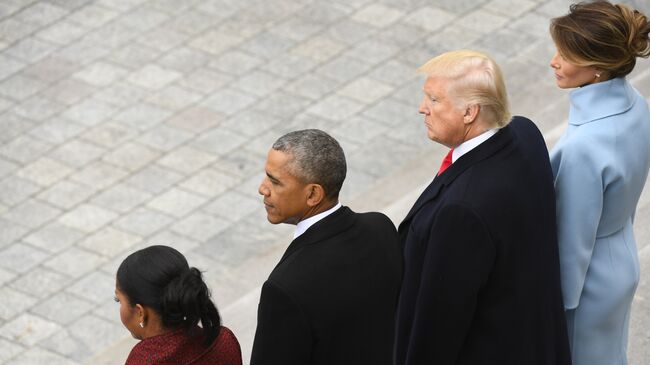45-й президент США Дональд Трамп и экс-президент страны Барак Обама с супругами стоят на ступенях Капитолия. 20 января 2017 года
