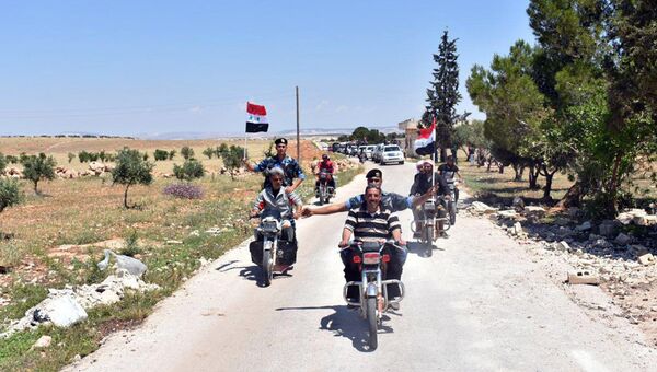 Сирийские военные в освобожденном от боевиков населенном пункте в провинции Хомс. Архивное фото