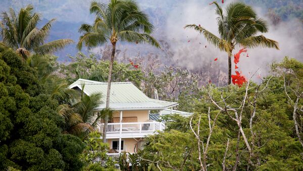 Дом в селении Пахоа на Гавайях во время извержения вулкана Килауэа. 14 мая 2018