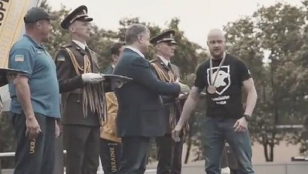 Скриншот видео церемонии награждения участников соревнований Invictus Games с участием президента Украины Петра Порошенко