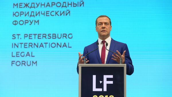 Дмитрий Медведев выступает на пленарном заседании Будущее юридической профессии VIII Петербургского международного юридического форума. 16 мая 2018