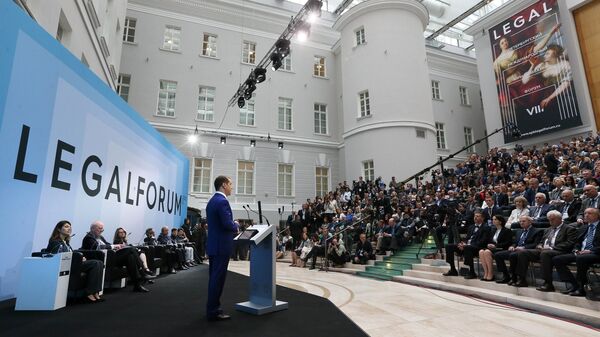 Дмитрий Медведев выступает на пленарном заседании Будущее юридической профессии VIII Петербургского международного юридического форума. 16 мая 2018