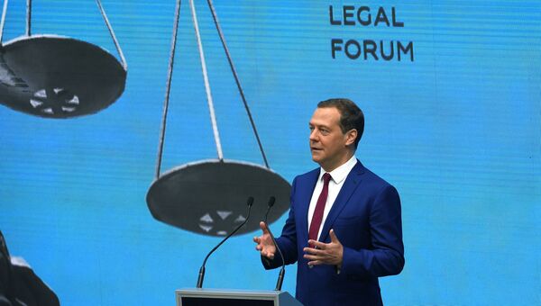 Дмитрий Медведев во время выступления на пленарном заседании Будущее юридической профессии VIII Петербургского международного юридического форума. 16 мая 2018