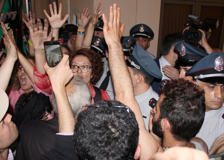 Демонстранты, требующие отставки мэра Еревана Тарона Маргаряна, в здании городской администрации. 16 мая 2018 Демонстранты, требующие отставки мэра Еревана Тарона Маргаряна, в здании городской администрации. 16 мая 2018