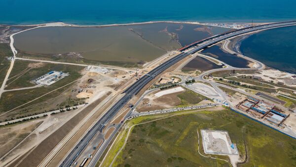 Автомобильное движение по трассе с автоподходами к Крымскому мосту