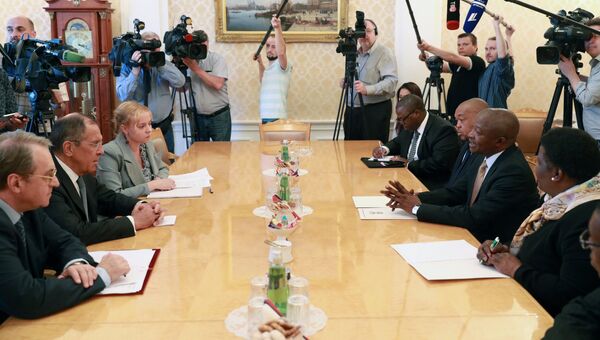 Исполняющий обязанности министра иностранных дел РФ Сергей Лавров и вице-президент ЮАР Дэвид Мабуза во время встречи в Москве. 16 мая 2018