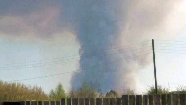 Дым, возникший в результате детонации снарядов на территории бывшего военного арсенала близ удмуртского Пугачево