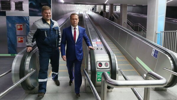 Председатель правительства РФ Дмитрий Медведев во время посещения станции метро Новокрестовская в Санкт-Петербурге. 16 мая 2018