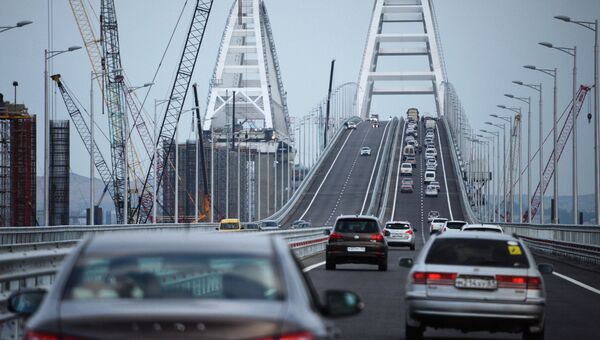 Движение по автодорожной части Крымского моста. Архивное фото