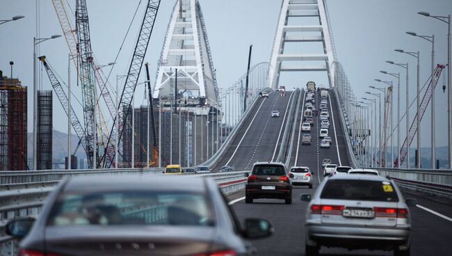 Автомобильное движение по автодорожной части Крымского моста. Архивное фото