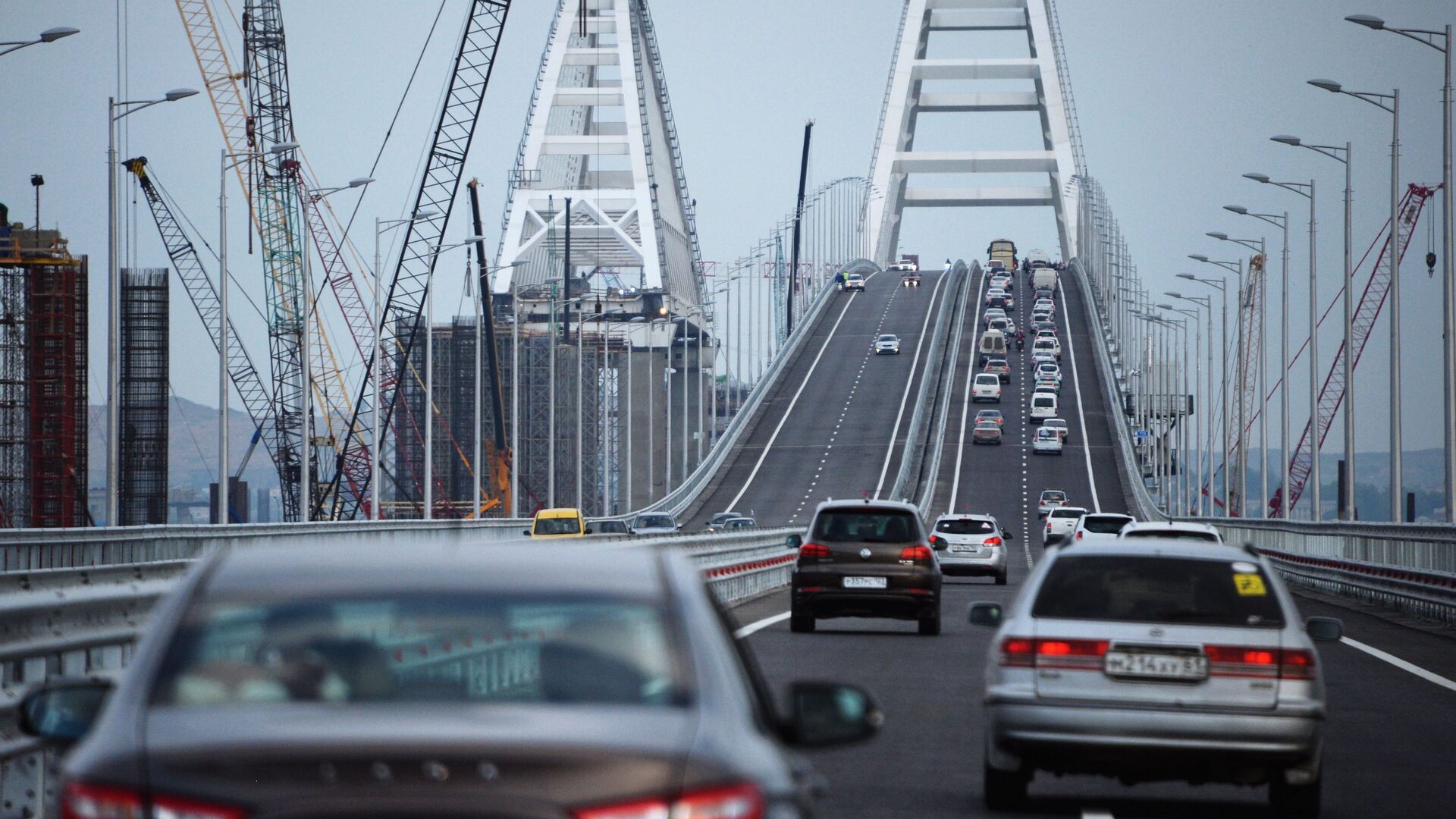 Автомобильное движение по автодорожной части Крымского моста - РИА Новости, 1920, 25.07.2025