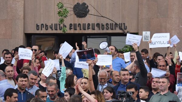 Демонстранты, требующие отставки мэра Еревана Тарона Маргаряна, у здания городской администрации. Архивное фото