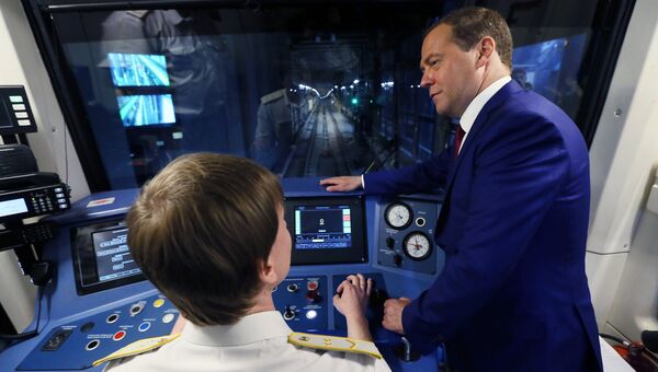 Председатель правительства РФ Дмитрий Медведев во время посещения станции метро Новокрестовская в Санкт-Петербурге. 16 мая 2018