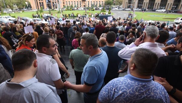 Демонстранты, требующие отставки мэра Еревана Тарона Маргаряна, у здания городской администрации. 16 мая 2018